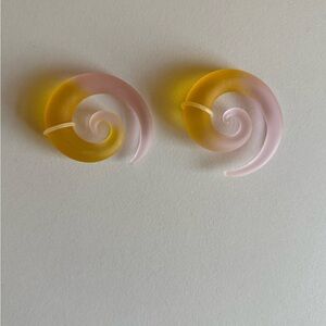 Glass material pink and yellow 00 g spirals.